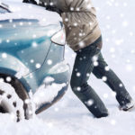 「雪で車が動けない」自動車保険の無料ロードサービスは使えないって知ってますか？